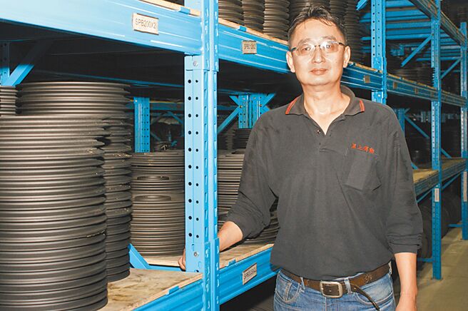 黑上传动总经理龚祖望表示，新厂交通方便、仓储空间大、产品齐全。图／傅秉祥