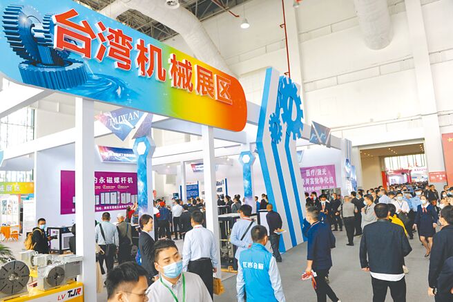 兩岸關係緊張，企業擔心中國大陸取消ECFA，兩岸企業積極動起來爭取維持現狀。據知，兩岸機械聯合會將於8月26日登場，屆時台灣相關企業與公協會將向陸方爭取ECFA繼續執行。圖為2020年第十一屆海峽兩岸機械產業博覽會的台灣機械展區。（中新社）