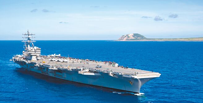 北京大学旗下智库「南海战略态势感知」综合卫星影像和舰载机轨迹研判，美国航母雷根号再次南下，已转进冲绳以南海域。（摘自美国海军印太司令部官网）
