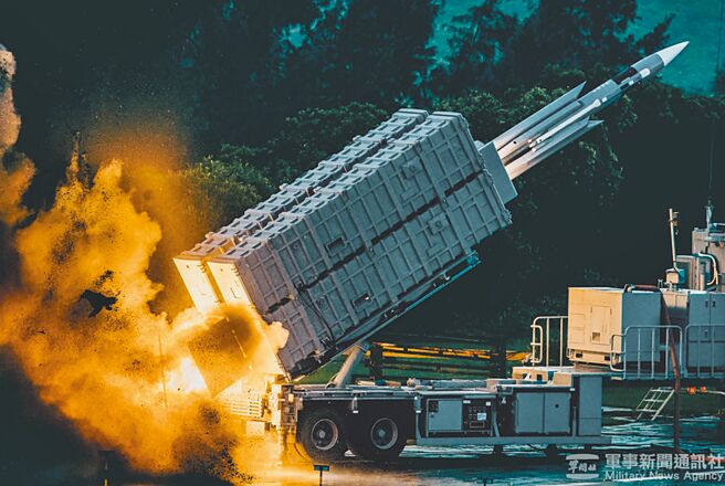 據透露，軍方將開「訓後回顧」會議，回顧中共軍演過程，檢討建軍規畫。防空飛彈將是未來建軍重中之重，勢必大幅增加部署數量等。圖為國軍發射雄風三型飛彈。（軍聞社）