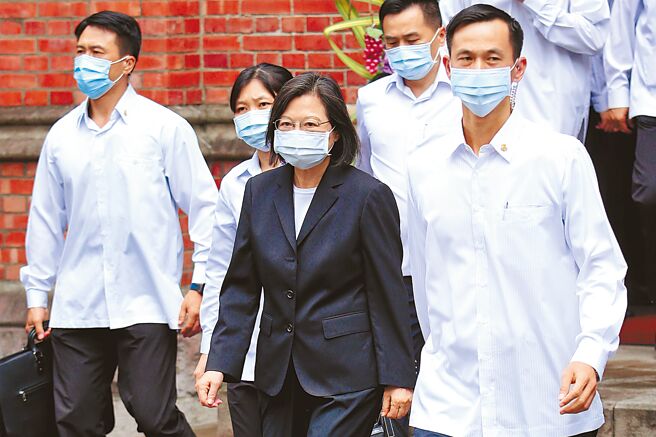 民进党桃园市长参选人林智坚宣布退选，让当初徵召林参选的党主席蔡英文威信受到质疑。图为蔡总统（中）14日出席彭明敏百岁纪念礼拜。（黄世麒摄）