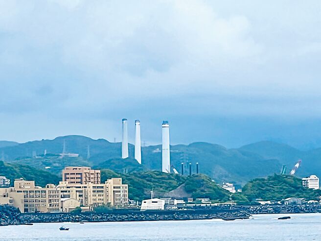 台電規畫於基隆外木山「填海造陸」興建第四座天然氣接收站，地方組成「守護外木山行動小組」發起公投，第1階段達標送件後遭基隆市政府要求補正資料，質疑市府以補正資料之名行拖延公投之實。（陳彩玲攝）
