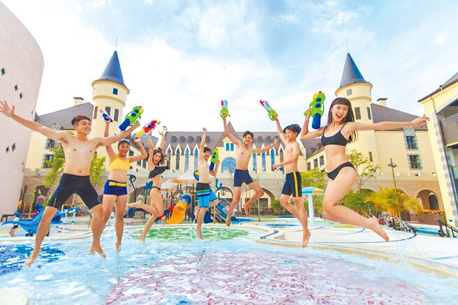 国旅补助超夯，截至8日已用掉67万间房，使用率将近4成，平均每天用掉3.7万间。图为瑞穗天合国际观光酒店金色水乐园。（天成饭店集团提供）