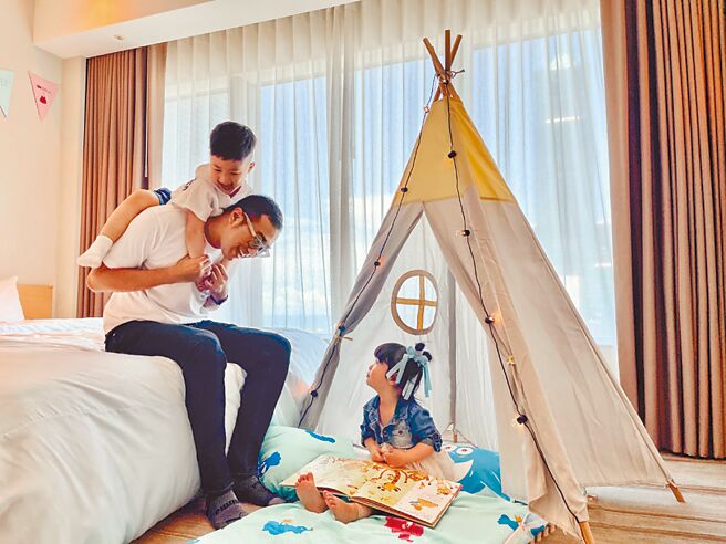 抢攻国旅出招，和逸饭店「小主人的绘本奇幻之旅」住房专案，打造亲子主题房，抢先预订再送赖马联名抱枕与绘本。（和逸提供）