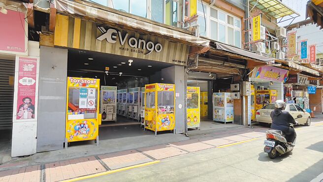 新庄庙街因商圈转移逐渐没落，取而代之的是许多夹娃娃机店。（吕健豪摄）