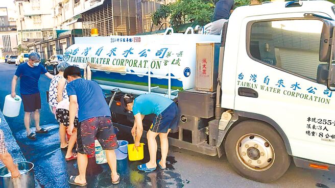 基隆市鬧乾旱，台灣自來水公司調派16輛水車至高地送水，降低民眾生活衝擊。（台灣自來水公司提供／陳彩玲基隆傳真）