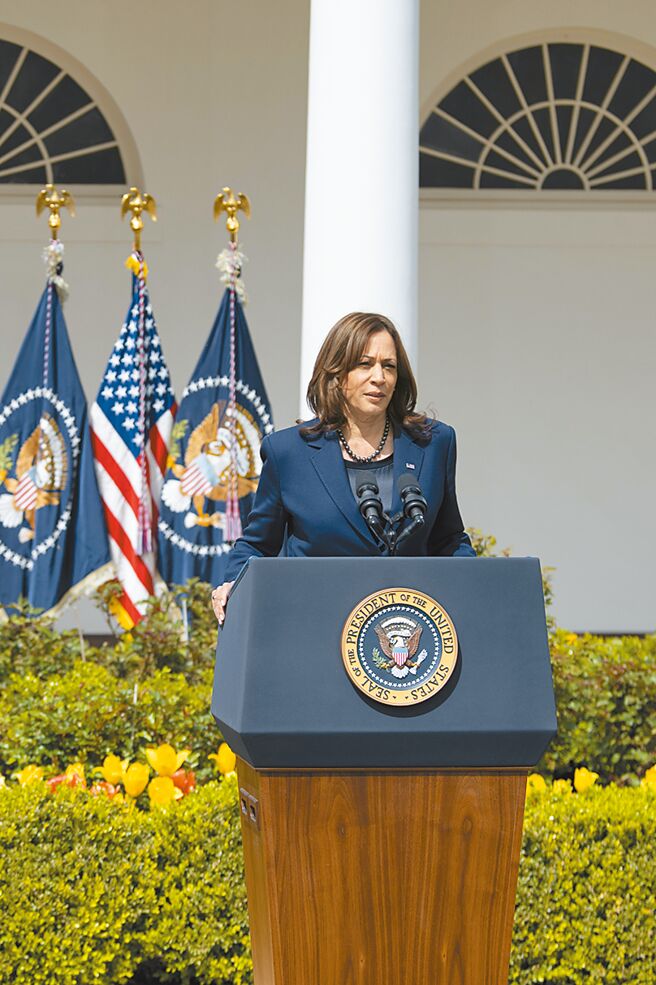 日媒14日报导，目前美日政府正以美国副总统贺锦丽出席为方向进行协调。图为贺锦丽在美国白宫出席活动时摄（新华社）