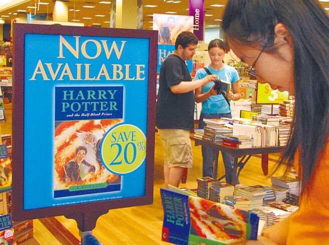 J.K.罗琳于13日在推特发文声援作家鲁西迪，却收到网友留言「妳是下一个」，她惊吓之余立刻截图寻求外界帮助。图为哈利波特第6部问世时拍摄。（中新社）