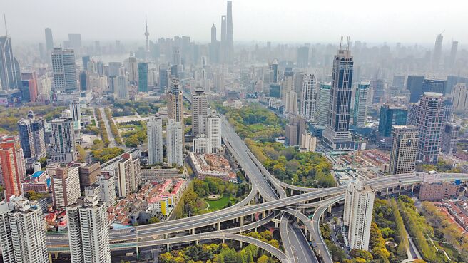 上海日前因新冠疫情升溫採取封城措施，反而拖累經濟表現，上半年GDP遭北京超車。圖為上海浦西空拍照片。（中新社）