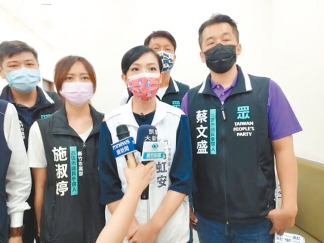 民眾黨新竹市長參選人高虹安（中）表示，開賽後造成球員受傷，是無法迴避的事實，奉勸市府應埋首改善，而非提告或鬥爭不同的意見。（高虹安團隊提供／王惠慧新竹傳真）