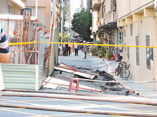 高雄前金区自强一路83巷口14日发生路面塌陷事件，路面裂缝愈来愈大，且下陷范围也不断扩大。（洪靖宜摄）