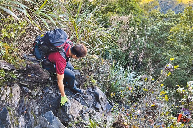 一名登山客因体力不济向消防局求援，警消获报后出动人力，顺利将人平安带至登山口。（屏东消防局提供／林和生屏东传真）