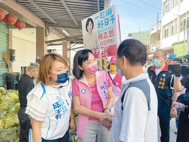 国民党高雄市长参选人柯志恩（中）14日一早就到林园市场扫街拜票。（洪靖宜摄）