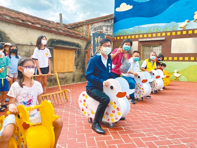 高雄市长陈其迈（前左二）14日访视阿莲区农村再生崙港社区，表示即使是阿莲偏乡的一个农村里面，大家其实可以看到这种非常活泼，台湾的这个高雄文创的力量；图为陈其迈体验当地文创。（林雅惠摄）