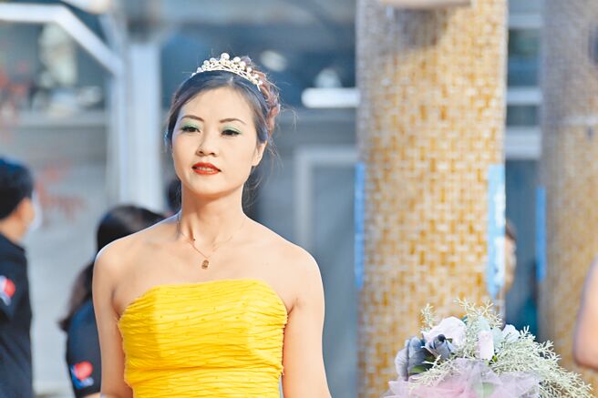 嫁来台东19年的柬埔寨人妻美女蔡婷娜穿婚纱走秀，终于圆梦。（庄哲权摄）