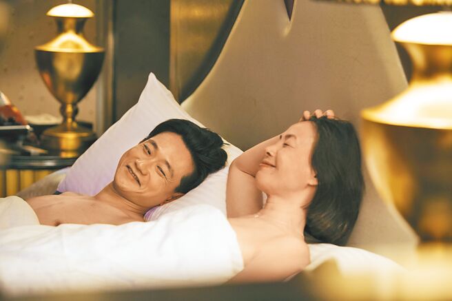 柯淑勤（右）与陈家逵都为《我愿意》献出从影以来最大尺度的床戏。（络思本娱乐制作提供）