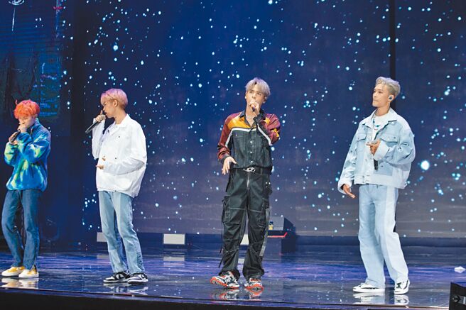 陈零九（右二）昨和天王星一起演唱〈天黑请闭眼〉。（宜辰整合行销提供）