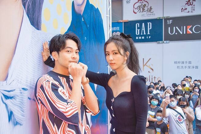 周曉涵（右）霸氣壁咚楊銘威。（TVBS提供）