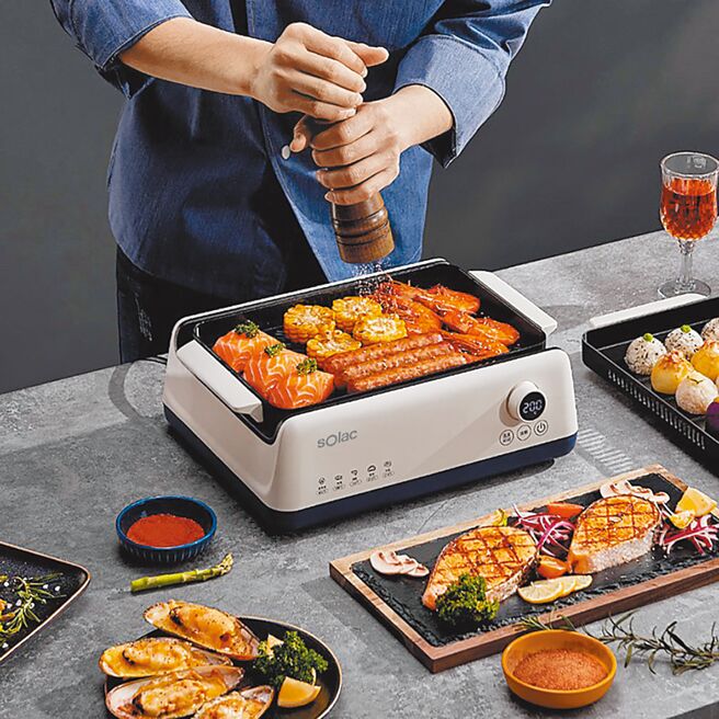 台隆手创馆的「sOlac多功能无烟烤盘」控温精准、吸油烟快，享用烧烤更加方便。售价3680元，特价3280元加赠6吋无线循环扇壹台。（台隆手创馆提供）