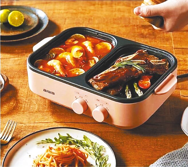 台隆手创馆的「AIWA火烤二用炉」煎烤炒煮涮一机多用，收纳方便。售价1980元，特价1380元。（台隆手创馆提供）