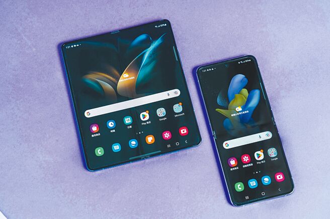 三星全新Galaxy Z Fold4（左）將推出灰綠色、黑色、米色3色，定價美金1799.99元起（台幣約5萬4100元起）；Galaxy Z Flip4 將推出石墨黑、紫、粉金、藍4色，定價美金999.99元起（台幣約3萬55元起）。