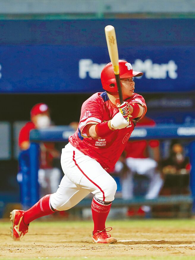 刘时豪12局上击出致胜1分打点平飞安打，夺下单场MVP殊荣。（陈怡诚摄）