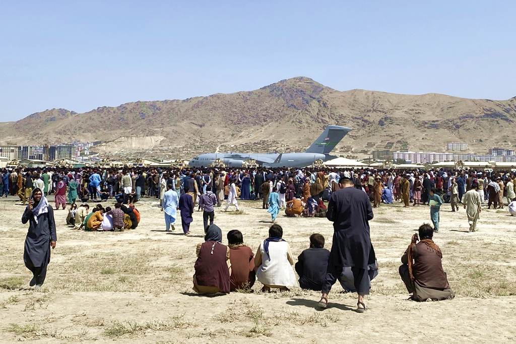 美军与盟军撤离阿富汗即将届满1周年，仍有许多过去为西方政府、公司工作的阿富汗人困在当地。图为2021年8月16日，大批阿富汗人聚集喀布尔机场等待撤离。（资料照／美联社）(photo:ChinaTimes)