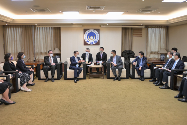 徐国勇日前会见驻臺泰国经贸代表处长曾德荣时，双方同意依臺泰共打协议启动臺泰合作机制。(内政部提供)