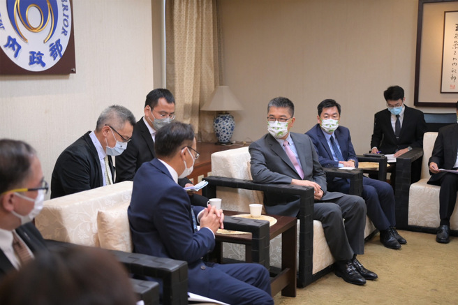 徐国勇会见驻臺泰国经贸代表处长曾德荣时，双方同意依臺泰共打协议启动臺泰合作机制。(内政部提供)