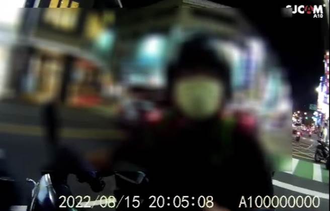 蘇男因遭警方開單一時情緒失控，口出穢言飆罵員警。（警方提供）