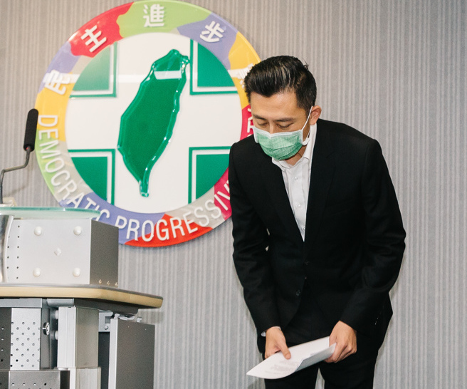 民进党桃园市长参选人林智坚12日在秘书长林锡耀陪同下召开记者会，宣布退选。（资料照／郭吉铨摄）