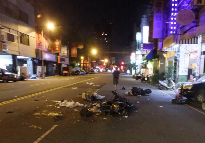 台中市西区16日凌晨发生一起机车对撞车祸，2骑士送医无生命危险。（民眾提供）