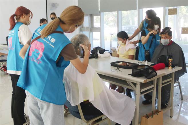 弘光科大美髮系学生到梧栖三民好宅义剪，提供所学服务住民。（弘光科大提供）