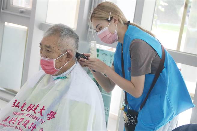 弘光科大美髮系学生到梧栖三民好宅义剪，提供所学服务住民。（弘光科大提供）