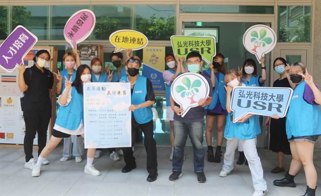 弘光科大社会责任办公室，请学校美髮系学生到三民好宅义剪服务。（弘光科大提供）