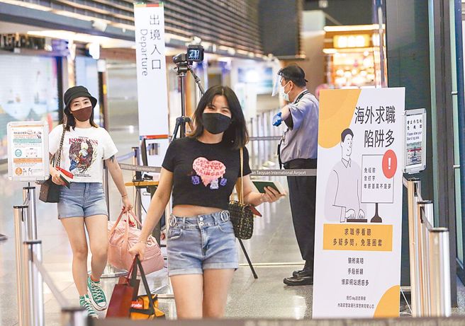 一名曾在柬埔寨經商的男網友表示，很多人到柬埔寨都知道自己要幹嘛，只是沒想到會淪為「豬仔」，若一下飛機就被收走，就算是大鬧機場，也要拿回來護照離開。（圖／示意圖，記者陳麒全攝影）