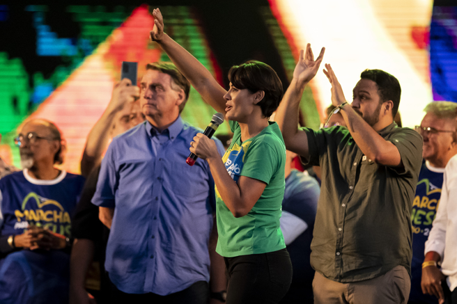 巴西總統波索納洛（Jair Bolsonaro）在第一夫人的陪同下，出席在一年一度的基督教活動。（美聯社）