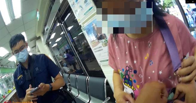 警方到場檢視及查證，向婦人表示此為詐騙集團慣用投資詐騙，婦人才驚覺遭詐騙。（警方提供）