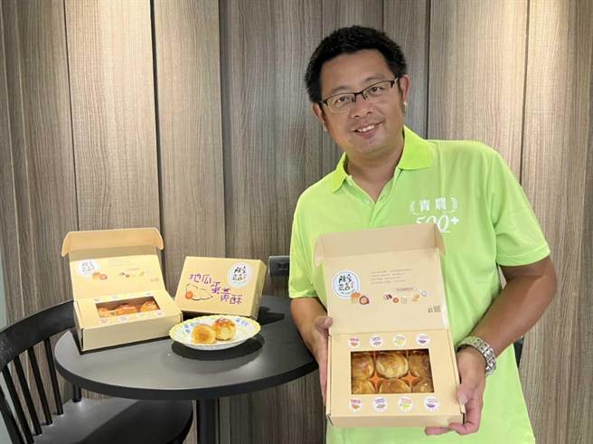 新北市金山区的陈忠庆放弃工程师、金融业襄理职务，返乡务农，坚持有机栽种，获得第5届百大青农肯定。（新北市农业局提供）