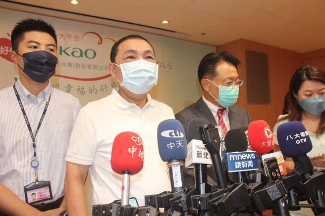 新北市长侯友宜（左2）受访表示，他现在是新北市长，角色非常清楚，最重要是把握现在、好好做事。（陈慰慈摄）