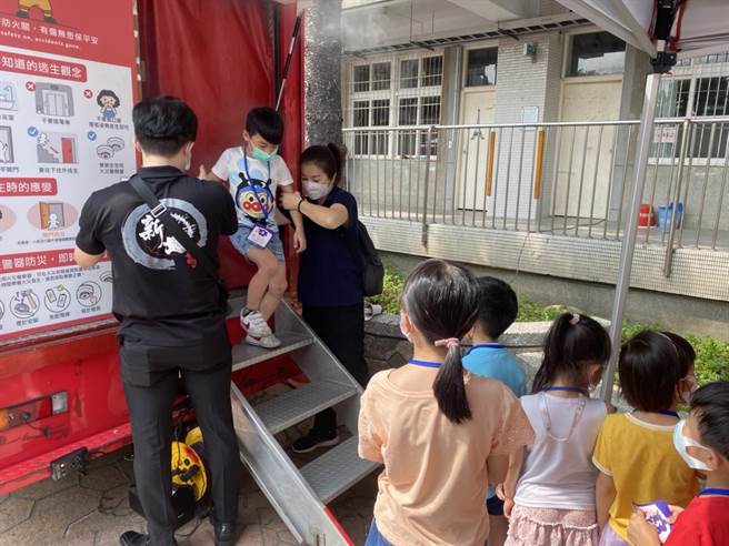 学童在消防夏令营当中，透过各种体验，学习正确的防灾知识。（新北市消防局提供）