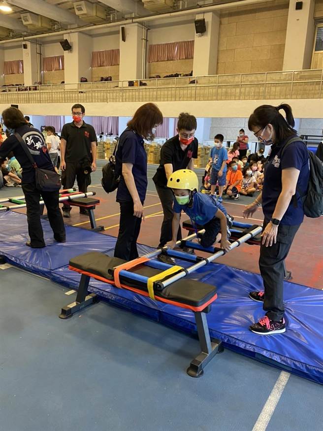 活动中还有设计闯关游戏，让学童进行体验挑战。（新北市消防局提供）