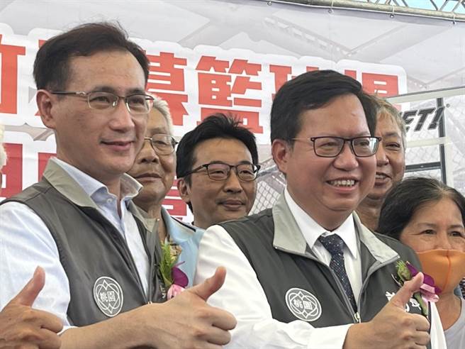 民进党前立委郑宝清传出有意脱党参选，市长郑文灿（右）表示，从政过程中有时候站舞台上，有时候站舞台下，这是民主常态。（陈梦茹摄）