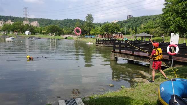 2022桃园地景艺术节展区邻近水域桃消防模拟救生演练。(消防局提供／吕筱蝉桃园传真)