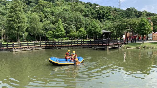 2022桃园地景艺术节展区邻近水域桃消防模拟救生演练。(消防局提供／吕筱蝉桃园传真)