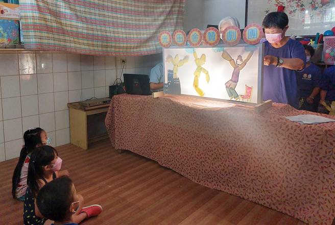 皮影戲從製作到演出，全由平均年齡75歲長輩們一手包辦。（光田醫院提供）