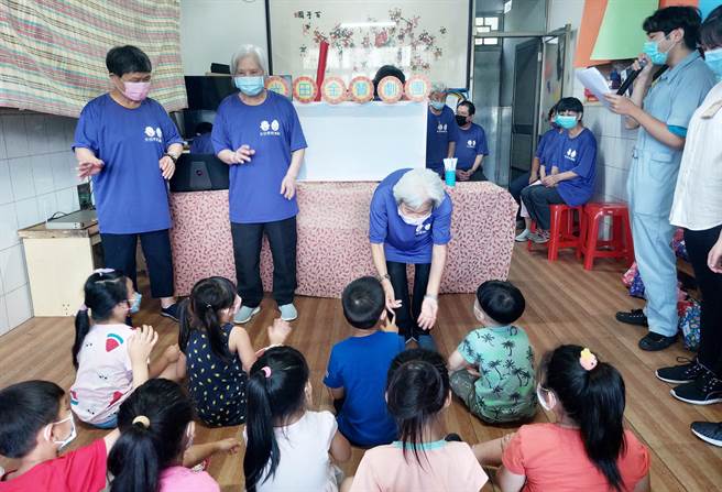 皮影戲的成果演出，增加社區間老少的互動。(光田醫院提供)