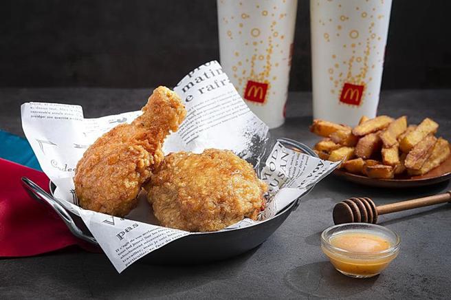 （抢哈韩美食商机，台湾麦当劳新品「蜂蜜洋酿韩风炸鸡腿」8月17日开卖。图／台湾麦当劳）