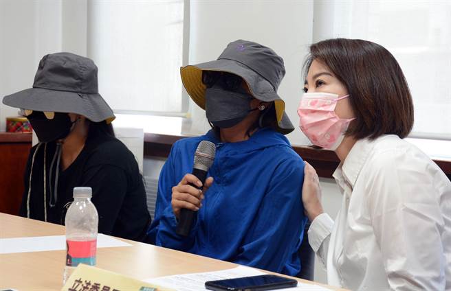 原乡族人讲述家人赴柬埔寨过程，盼政府尽速救援。(林和生摄)