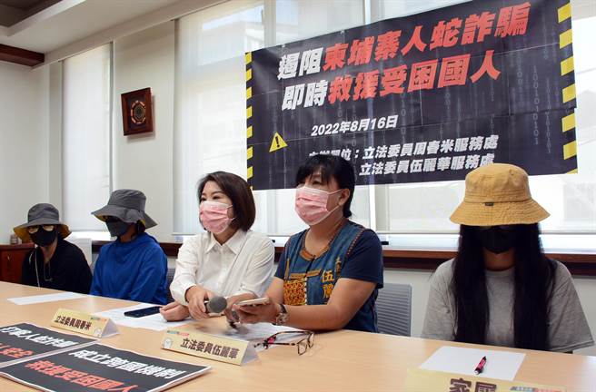 原乡族人讲述家人赴柬埔寨过程，盼政府尽速救援。(林和生摄)